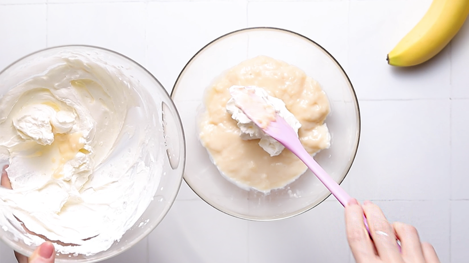 Banana Pudding Brownies Recipe: In a separate bowl, beat the heavy whipping cream in another bowl until stiff peaks form.